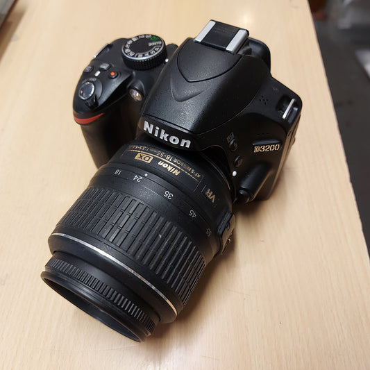 Nikon D3200 + 18-55mm